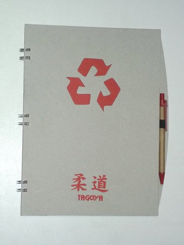 Cuaderno de judo ecológico con bolígrafo.