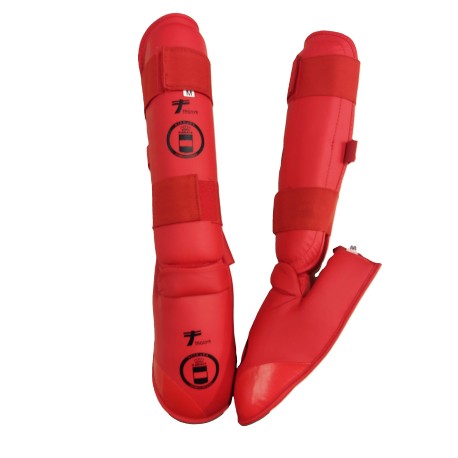 Espinillera de karate con empeine homologada RFEK roja.