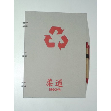 Cuaderno de judo ecológico con bolígrafo.