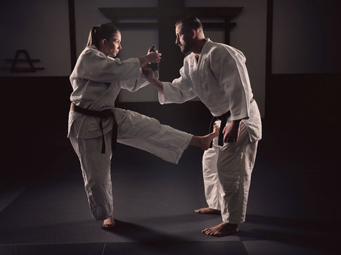 Dos personas practicando krav maga