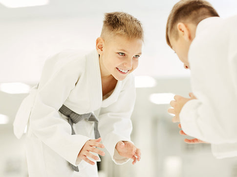 niños practicando kárate
