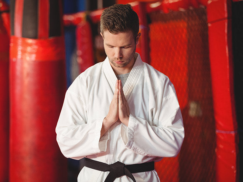 Hombre con kimono blanco