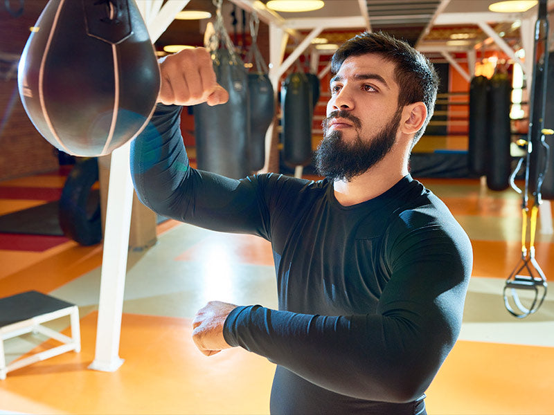 boxeador golpeando un puchin ball