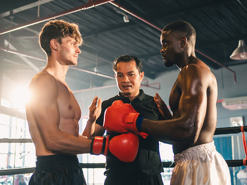 Jugadores recibiendo puntuación en un combate de boxeo.
