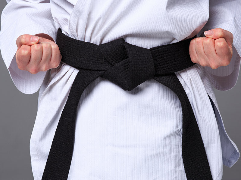 judoka con judogi y cinturón de judo