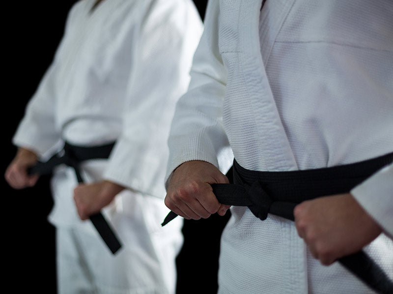 jóvenes karatekas con karategi