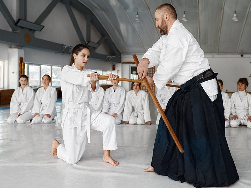 maestro y alumna practicando kendo o iaido