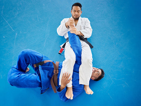 Dos hombres practicando jiu jitsu