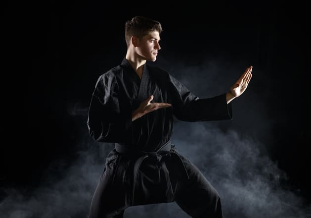 Hombre practicando Kenpo