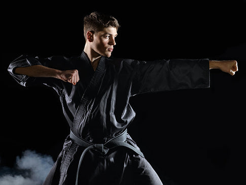 persona practicando ninjutsu con kimono de Tagoya