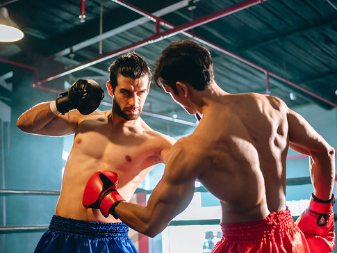 Dos hombres practicando artes marciales.