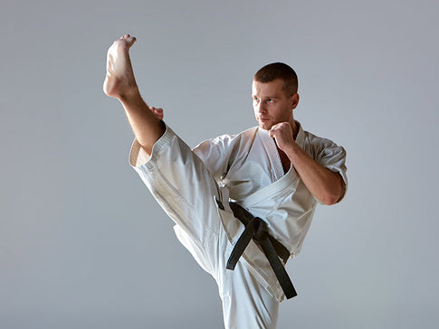 karateka da una patada al aire