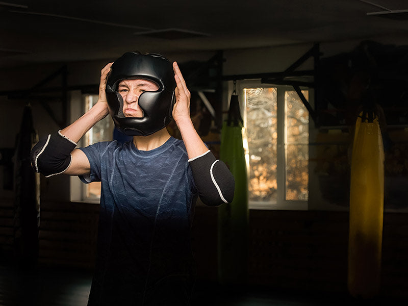 chico con casco de boxeo en la cabeza