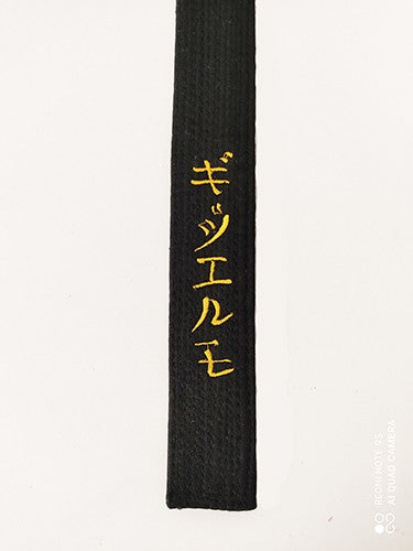 Bordado en katakana en cinturón o faldón.