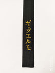 Bordado en katakana en cinturón o faldón.